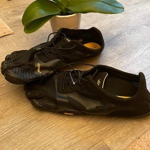 Vibrant Machine Washable Five Toe Shoes Size USA10.5-11 EU44 CM27.5 Black